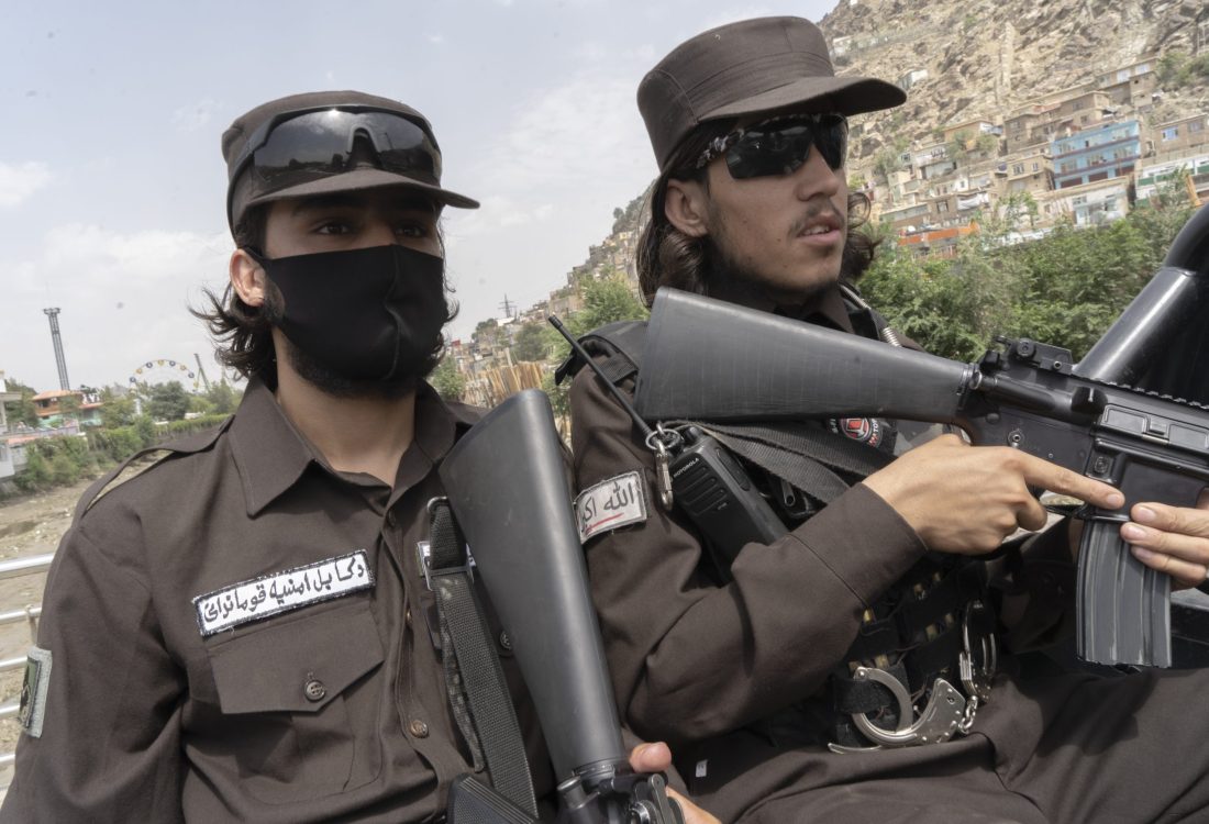 Une patrouille contrôle des automobilistes sur un pont du premier district de Kaboul. Beaucoup disent que la sécurité est maitrisée depuis le retour des Talibans. Mais des attaques notamment commises par Daesh subsistent dans la capitale Afghane.
