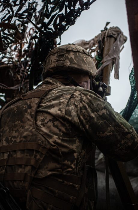 Soldat ukrainien observant les positions russes. Donbass, avril 2022. ©Pierre-Yves Baillet